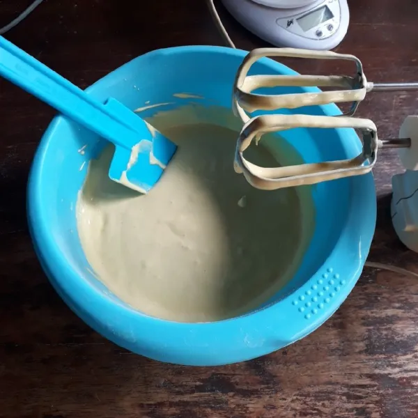Tambahkan tepung terigu dan susu yang sudah diayak, mixer dengan kecepatan rendah asal rata saja.