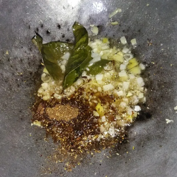 Panaskan minyak samin, tumis bawang putih dan bawang bombay hingga harum, masukkan bumbu halus dan daun salam, aduk rata.