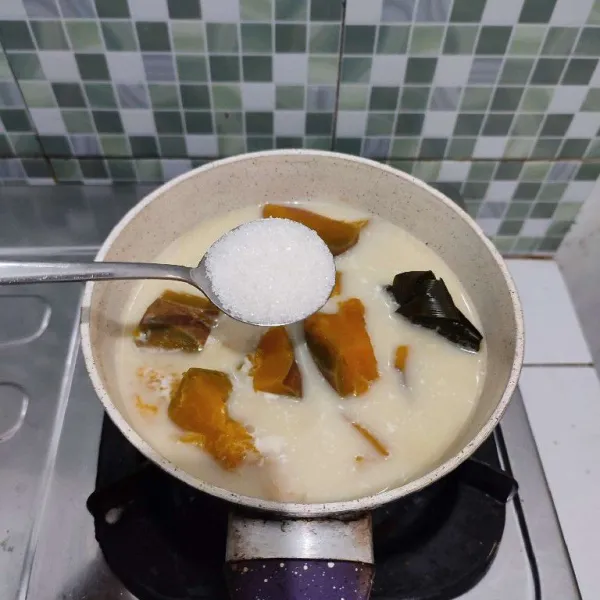 Tambahkan gula pasir dan garam, aduk rata. Pemakaian gula bisa di sesuaikan dengan selera masing- masing.