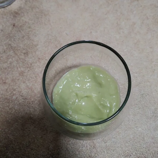 Blender buah alpukat dengan ditambahkan sedikit air, lalu tuang didasar gelas.