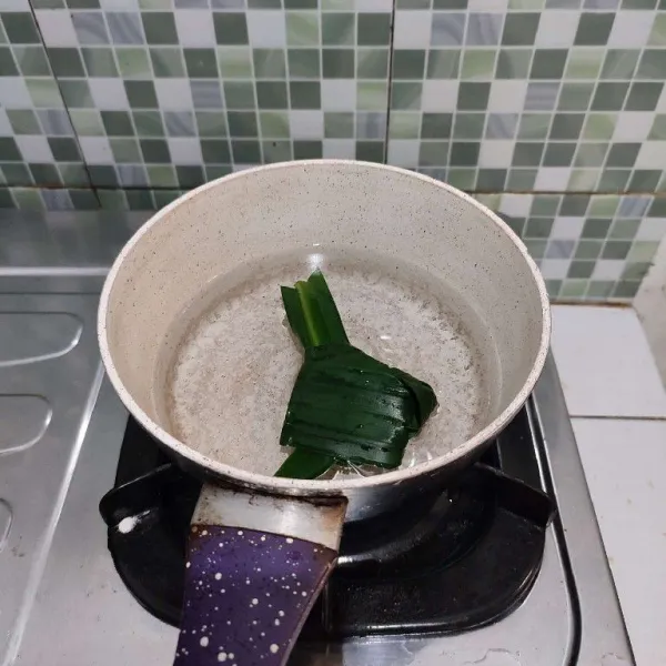 Rebus air bersama daun pandan.