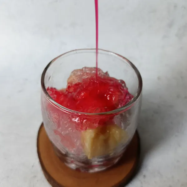 Masukkan sirup coco pandan dan air matang.