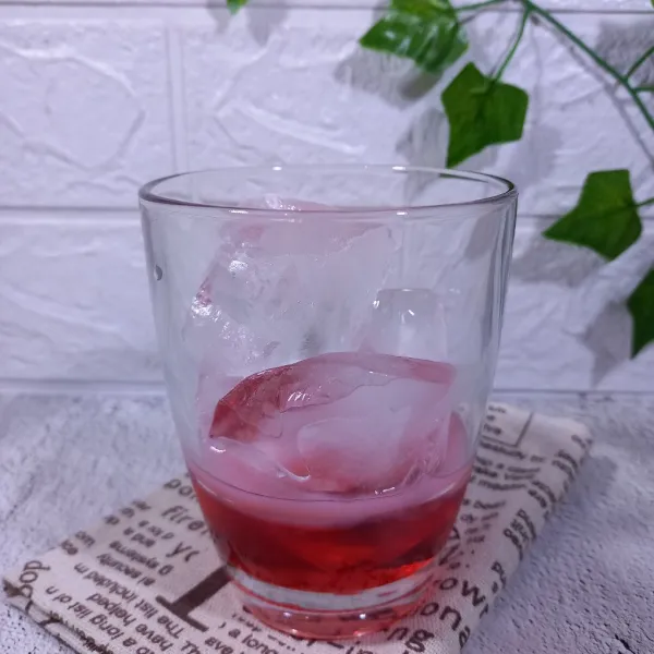 Masukkan es batu secukupnya.