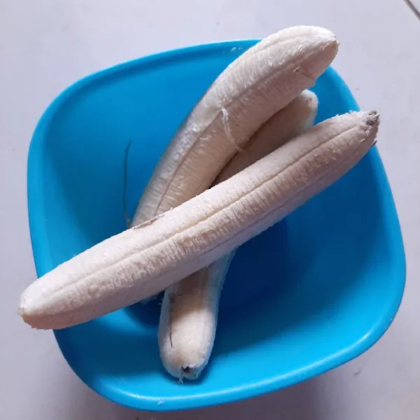 Kupas pisang.