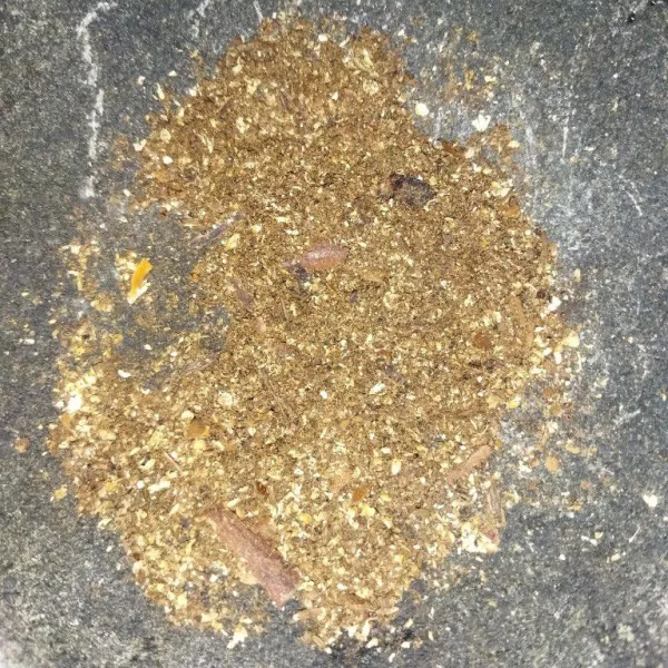 Sangrai kapulaga, bunga lawang, cengkeh, biji pala, jinten, ketumbar, lada hitam dan kayu manis, angkat lalu haluskan.