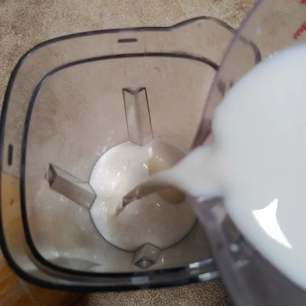 Tuang susu uht dan blender hingga tercampur rata.