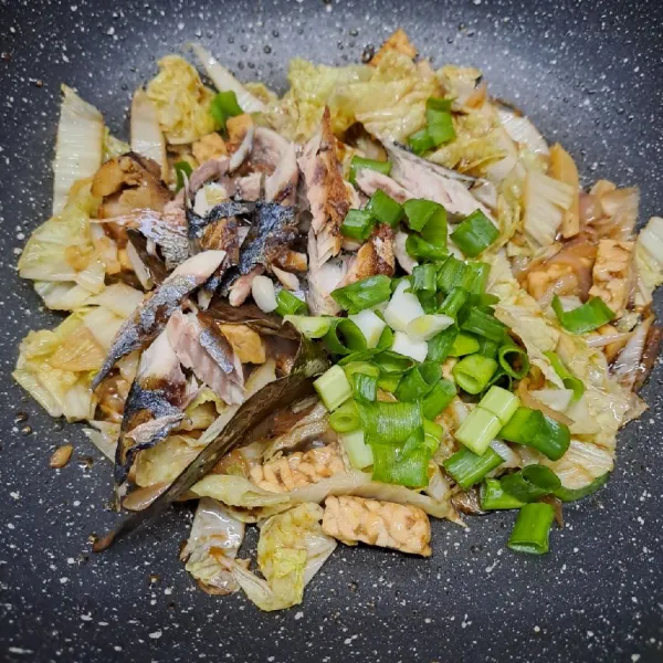 Masukkan ikan pindang salem dan irisan daun bawang. Masak sampai daun bawang layu. Angkat dan sajikan.