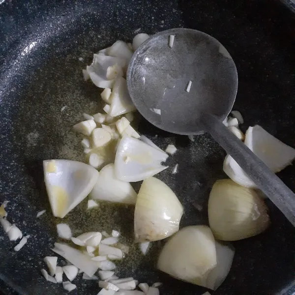 Panaskan minyak sayur serta mentega dengan api sedang. Tumis bawang putih cincang dengan sebagian bawang bombay hingga layu.