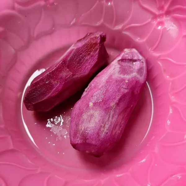 Kupas ubi ungu dan cuci bersih.