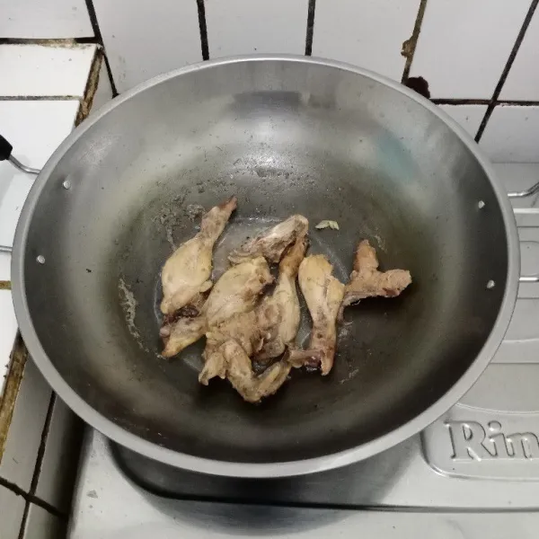 Cuci bersih ayam. Beri perasan jeruk nipis. Bilas. Masukkan dalam wajan, tambahkan garam dan bawang putih halus. Ungkap hingga matang. Sisihkan.