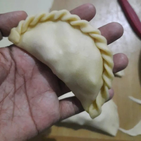 Cubit cubit ujung pastel sampai ke ujung lagi lakukan sampai adonan habis, goreng sampai garing kecoklatan