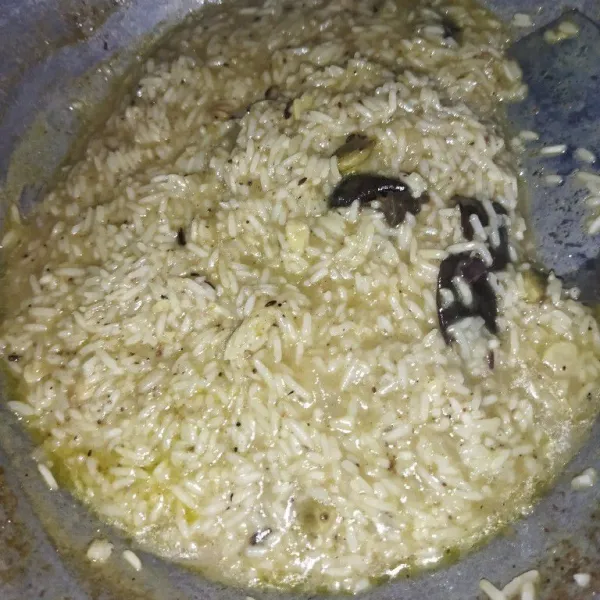 Masak beras dengan air rebusan daging ayam, masak hingga airnya terserap, matikan api dan diamkan sekitar 15 menit.