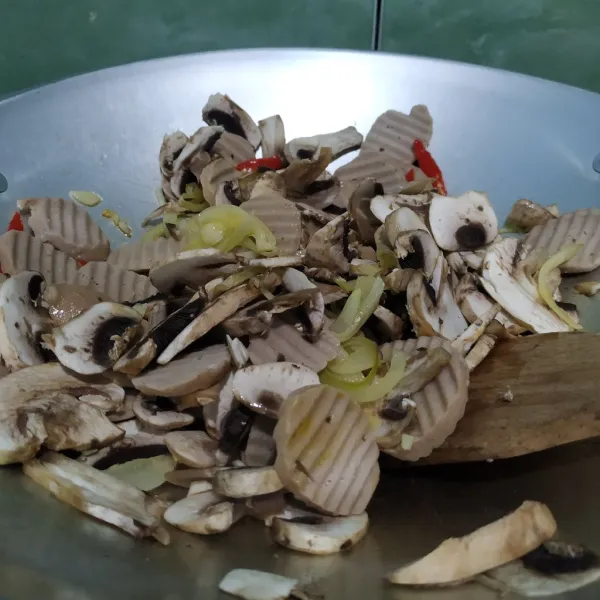 Masukkan bakso sapi dan jamur lalu aduk rata.