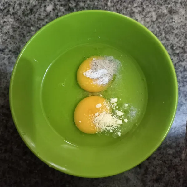 Kocok lepas telur ayam bersama garam, kaldu jamur dan merica bubuk, sisihkan.