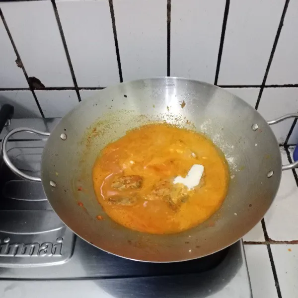 Lalu masukkan air kelapa dan santan. Aduk terus