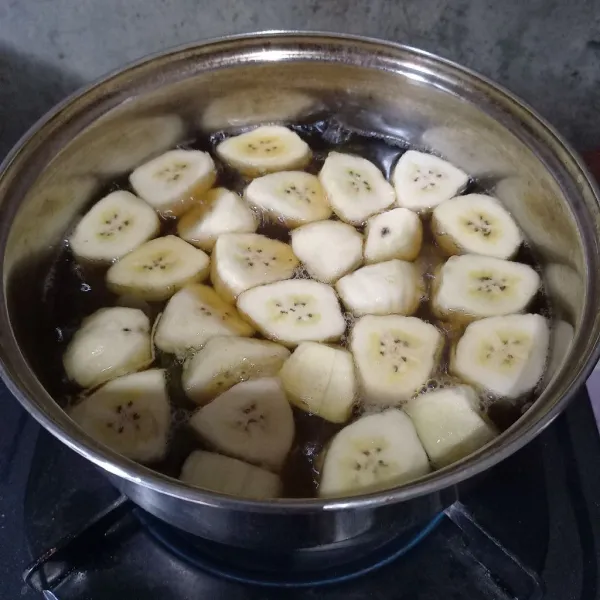 Potong-potong pisang dan masukkan ke dalam panci.