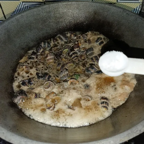Tambahkan garam, lada bubuk dan kaldu jamur, masak sekitar 6-8 menit, koreksi rasanya dan siap disajikan.
