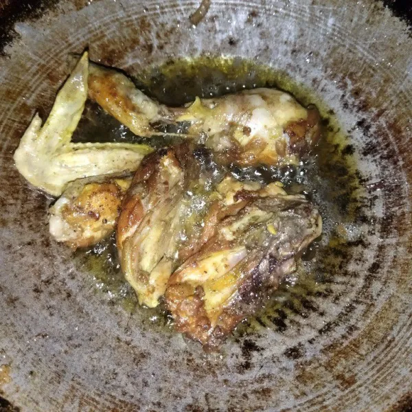 Untuk daging ayamnya digoreng atau dibakar sesuai selera, sajikan nasi mandhi dengan ayam goreng.