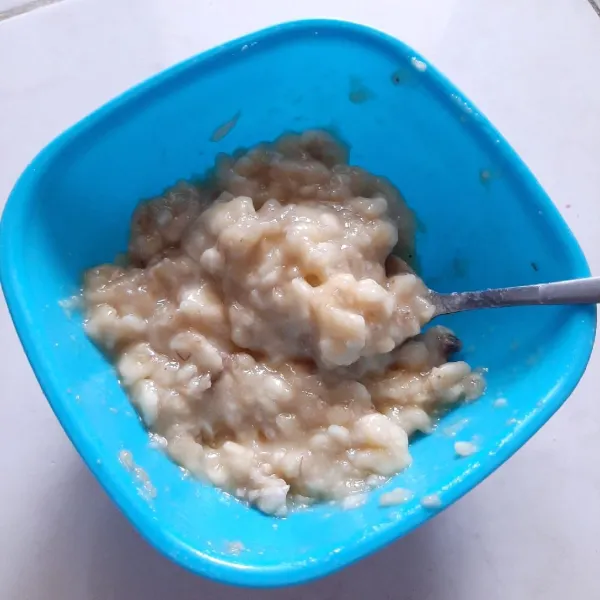 Hancurkan atau kocok-kocok pisang dengan sendok.