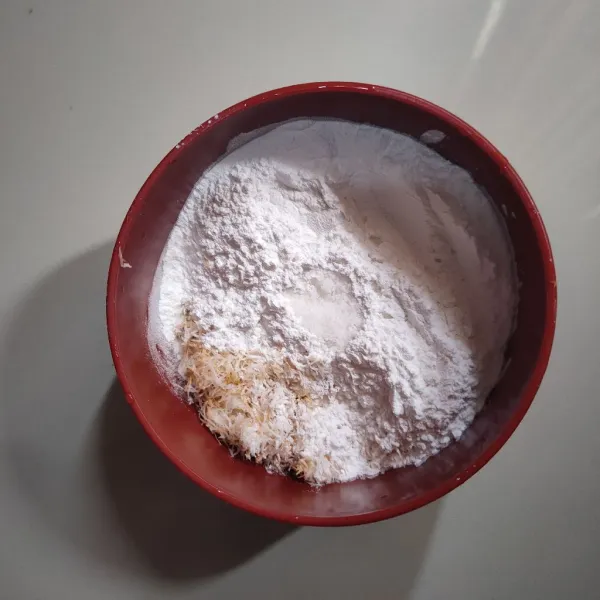 Campurkan kelapa parut sangrai, tepung ketan dan garam.