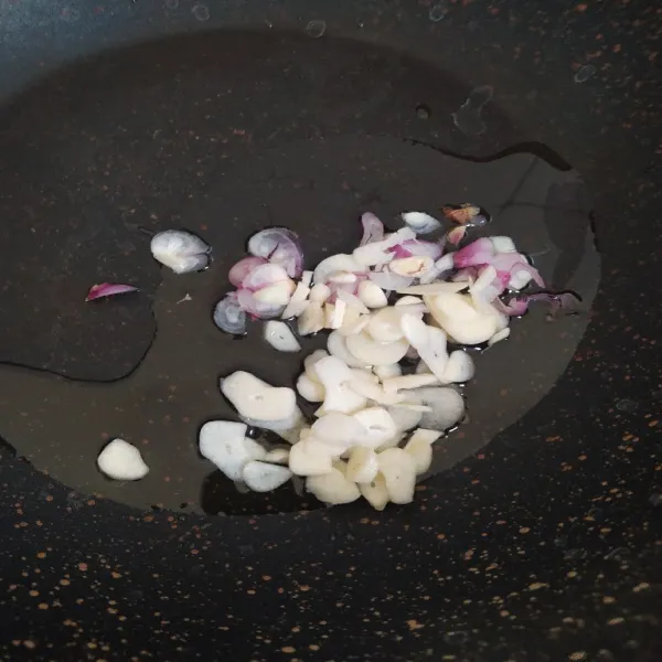 Tumis bawang merah dan putih hingga harum