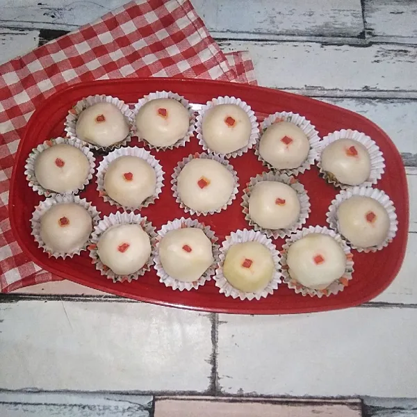 Tambahkan hiasan. Dan biarkan sugar icing kering dan padat. Kemudian masukkan dalam toples, atau bisa di sajikan segera.