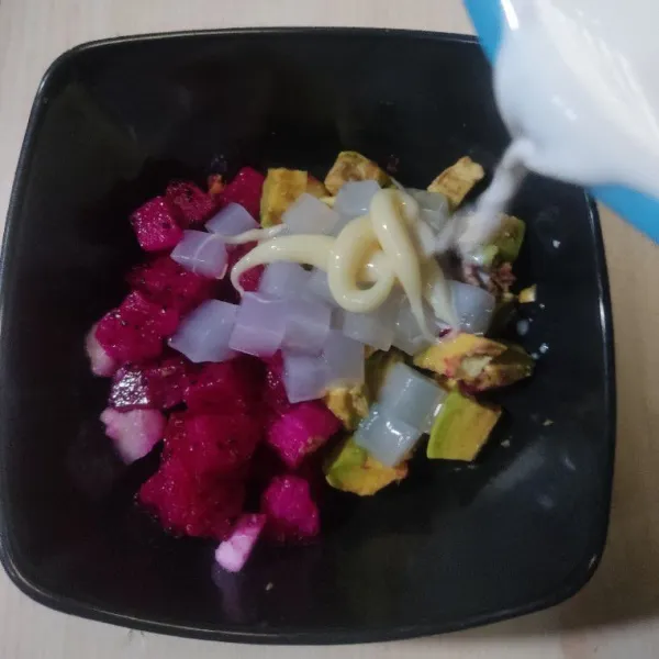 Beri kental manis dan susu UHT.