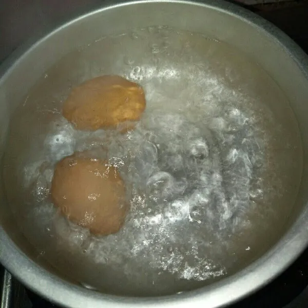 Rebus telur menggunakan air secukupnya sampai matang.