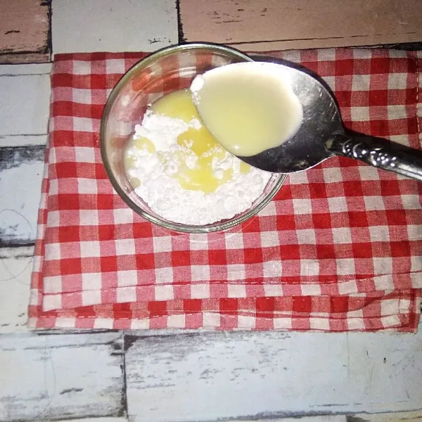 Sambil menunggu kue  matang, kita buat Sugar icin homemade dulu. Campur gula pasir, kental manis dan perasa jeruk nipis, aduk  hingga tercampur rata.sisihkan.