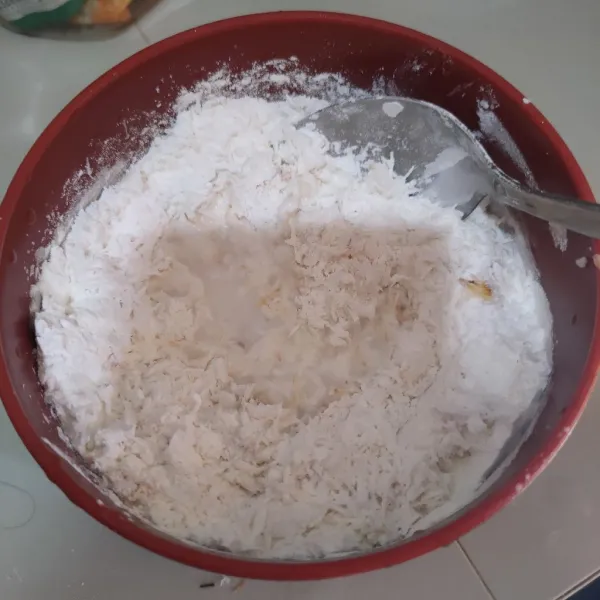 Beri sedikit demi sedikit santan kental.