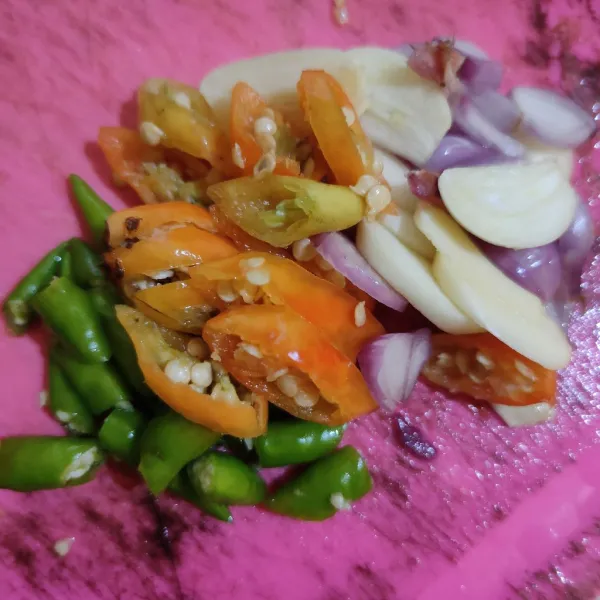 Iris bawang merah, bawang putih dan cabe.
