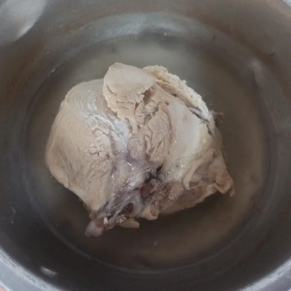 Rebus air hingga mendidih, setelah mendidih masukkan ayam, rebus sampai empuk dan matang.