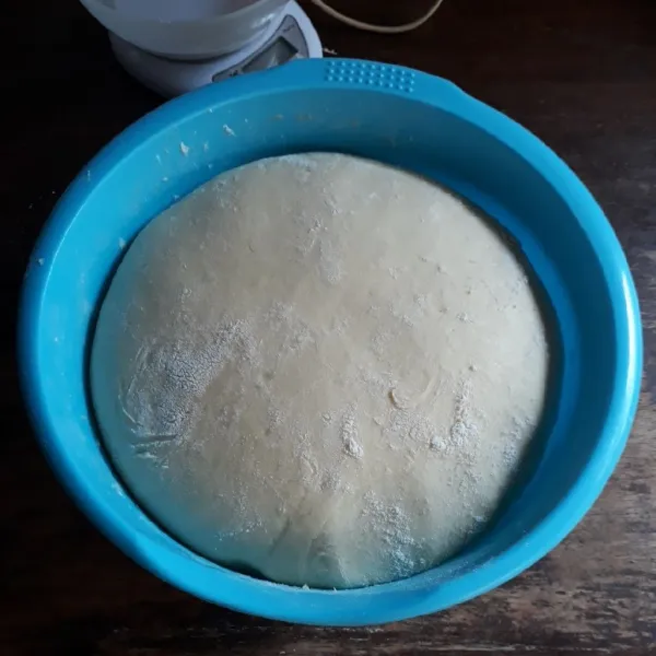 Bulatkan adonan dan taburi tipis tepung terigu. Tutup adonan dan istirahatkan selama 45 menit hingga mengembang.