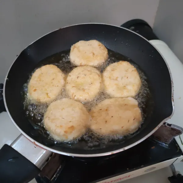 Goreng di minyak panas hingga garing. Sajikan.