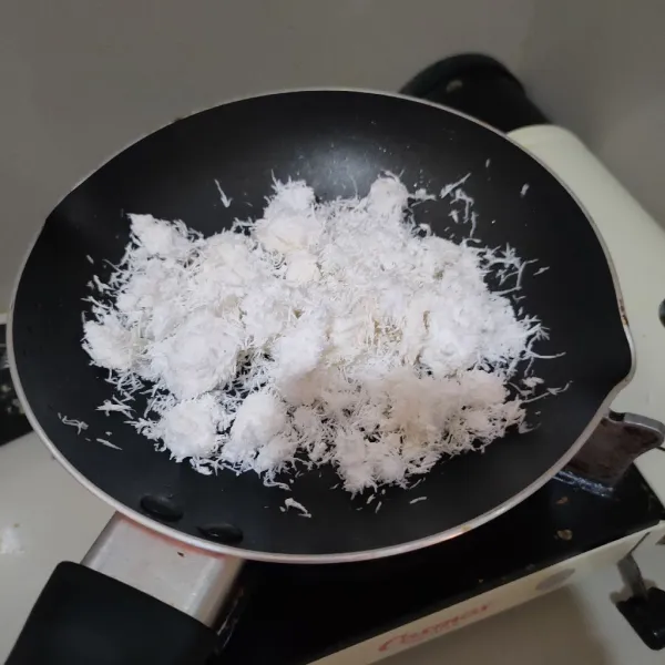 Sangrai kelapa parut hingga setengah kering supaya lebih wangi.