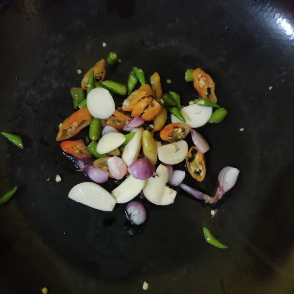 Tumis bumbu iris hingga harum.