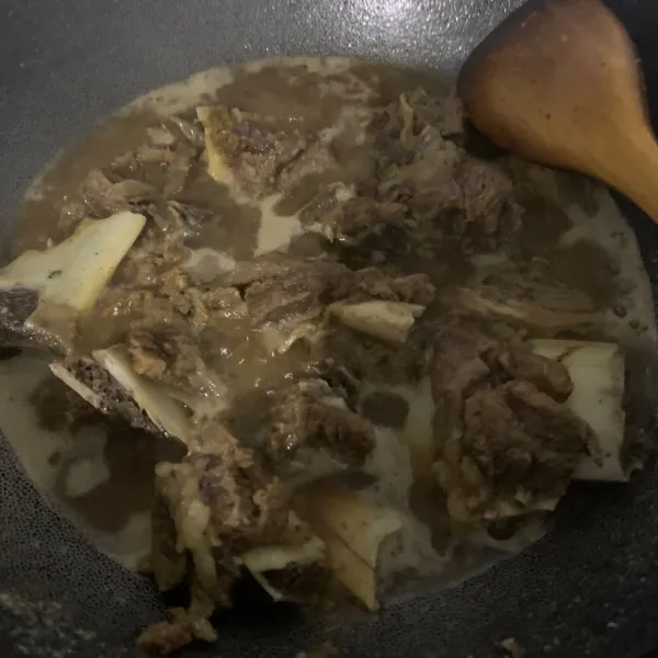 Tunggu airnya hingga menyusut.