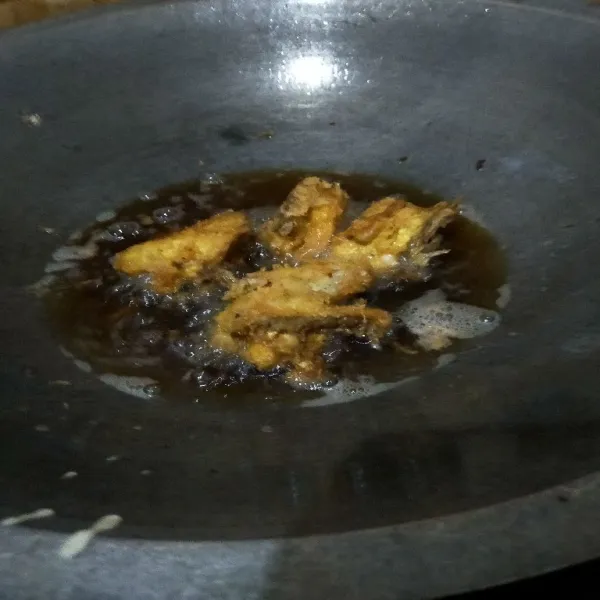 Lalu goreng ayam yang sudah di celup pada bahan pencelupan sampai matang dan berwarna kecoklatan. Setelah matang, silahkan angkat dan ditiriskan, lalu siap di sajikan.