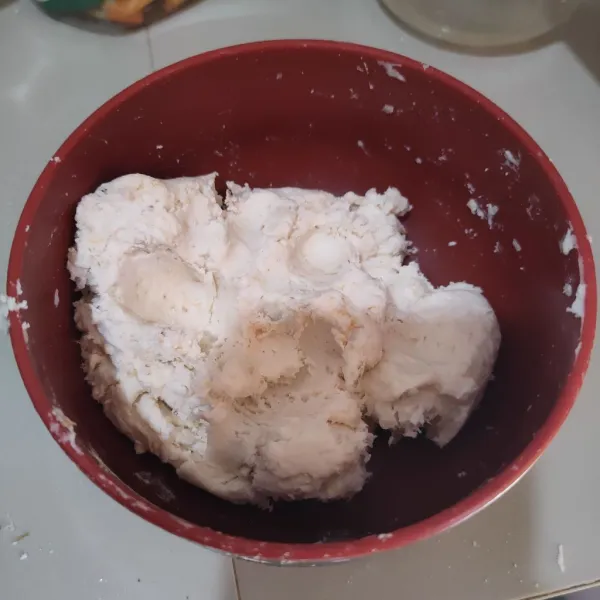 Campurkan hingga kalis dan mudah di bentuk.