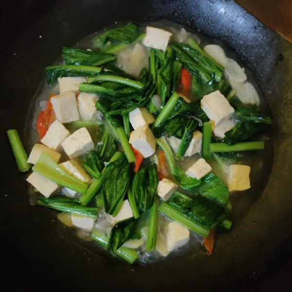 Masak sebentar hingga layu, matikan api.