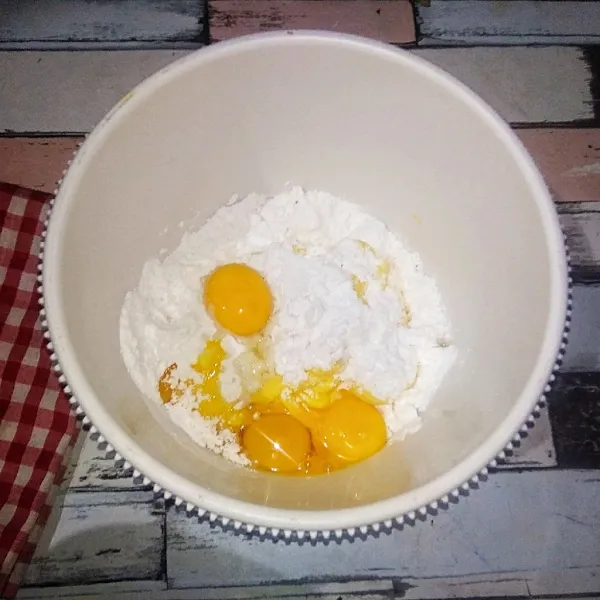 Dalam wadah, masukkan mentega, butter, gula pasir, Vanili dan telur