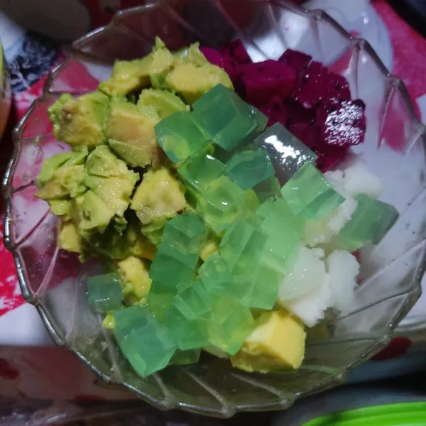 Potong² buah naga, timun suri, alpukat, dan jelly melon, taruh dalam mangkok.