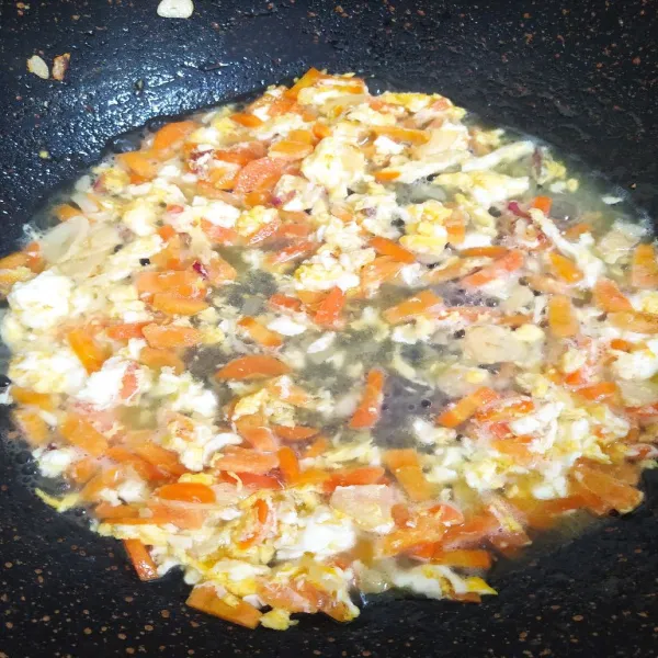 Tambahkan air lalu masak hingga wortel layu