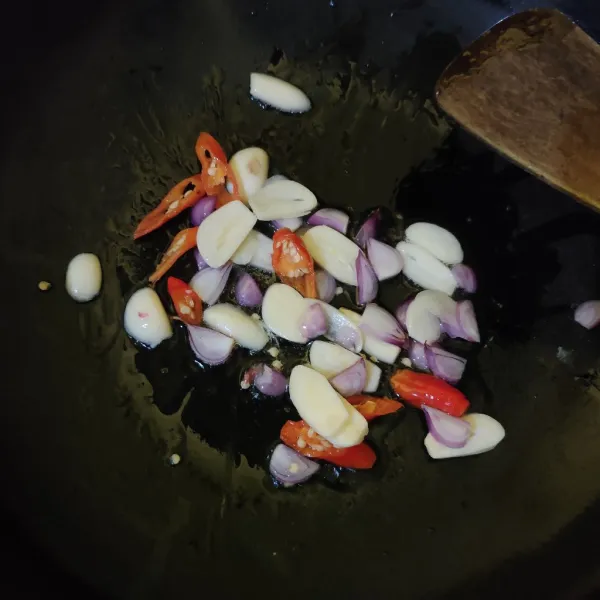 Tumis bawang merah, bawang putih dan cabe hingga harum.