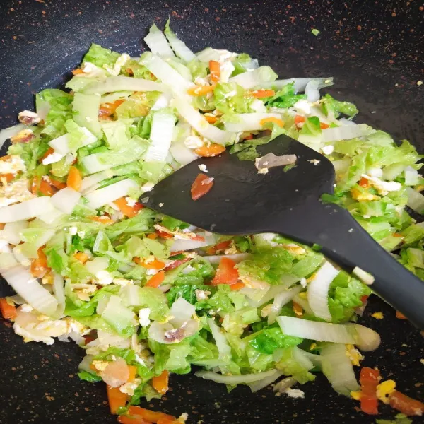 Masukkan sawi dan bumbui dengan kaldu jamur dan sedikit kecap manis. Tumis-tumis hingga sawi layu lalu sajikan