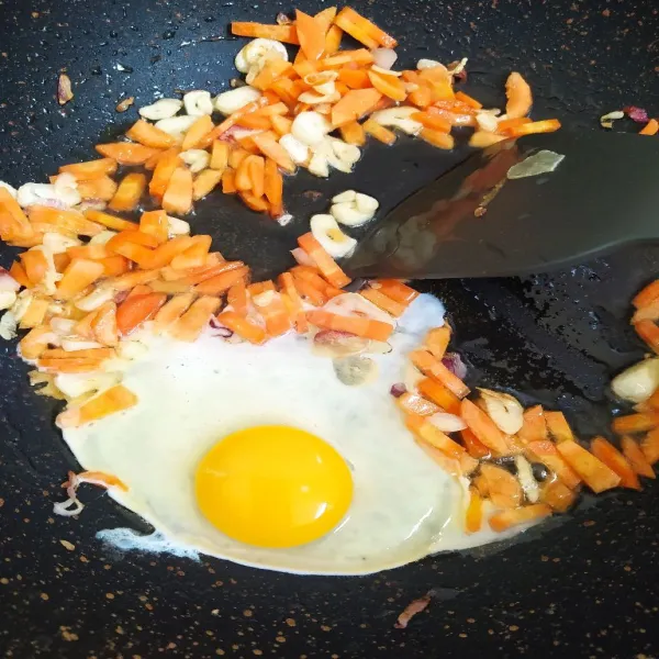 Masukkan 1 butir telur lalu orak arik