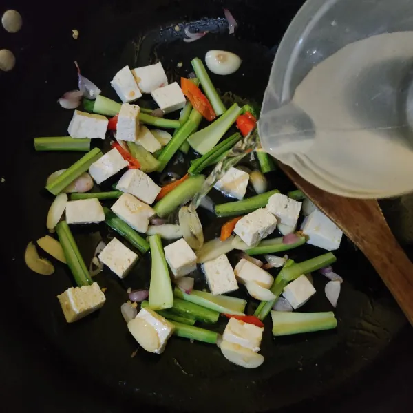 Masukkan air, kaldu bubuk, lada bubuk dan gula pasir. Masak hingga mendidih, tes rasa.