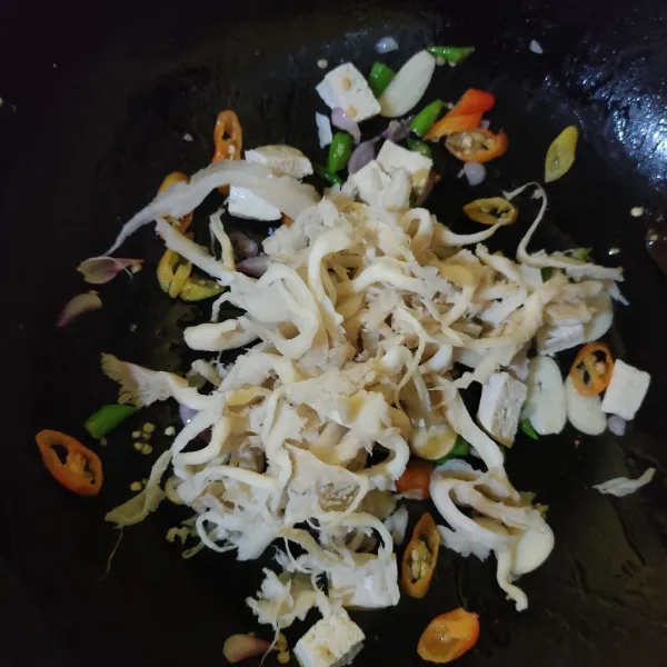 Masukkan jamur, aduk rata.