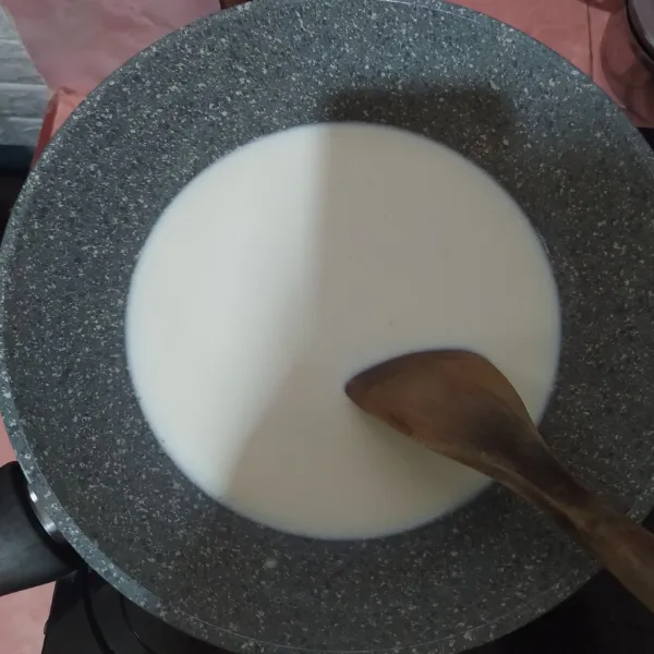 Dalam panci, masukkan susu cair, susu kental manis, gula dan susu bubuk. Aduk hingga rata.