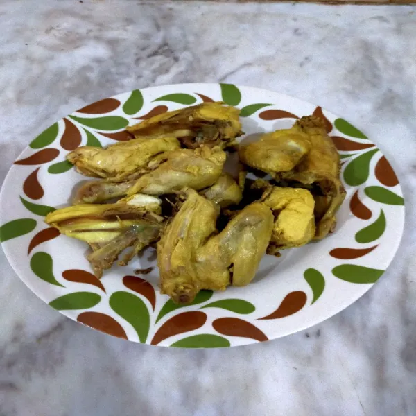 Lalu masukkan air dan masak mendidih. Setelah itu masukkan 1 kg ayam, masak sampai air tinggal sedikit, lalu tiriskan.